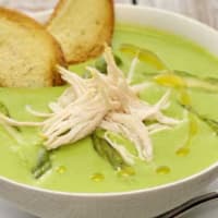 Sopa verde con pelusa de pollo Sopa verde con pelusa de pollo
