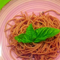 Spaghetti with garlic and olive oil and red wine