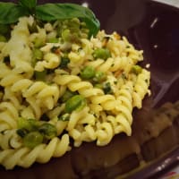 Pasta con guisantes, calabacín y pesto de almendras