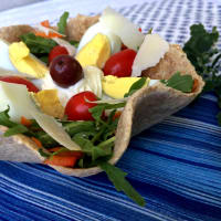 Canastas de tortillas de harina integral con ensalada y huevo cocido paso 6