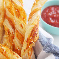 Maxi breadsticks of puff pastry with tomato