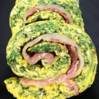 Rotolo di frittata agli spinaci ripieno di provola e salame