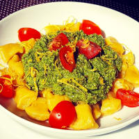 Gnocchi with turmeric with lettuce and almond pesto