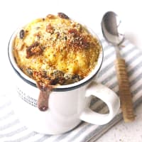 Mug cake con biscotti e gelato al cioccolato fondente