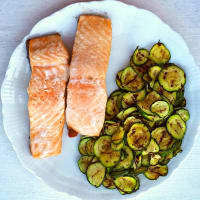 Filetes de salmón servido con calabacín