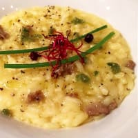 risotto al azafrán con salchicha