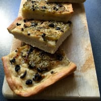 Focaccia rápida con aceitunas, puerro y romero