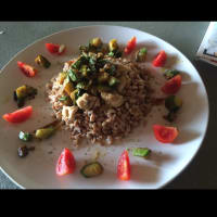 Farro con pollo y verduras en dados