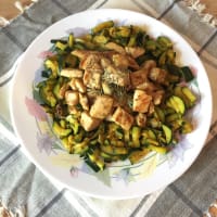 Pollo alle erbe di provenza con fiammiferi di zucchine alla curcuma