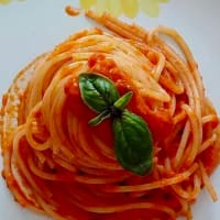 Spahetti con los tomates y las zanahorias a la crema perfumadas con cal