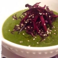 Cream of broccoli and kale with crispy purple carrots