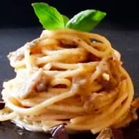 Espaguetis con berenjena al pesto