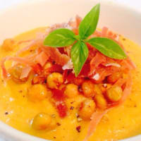 Crema de calabaza con garbanzos crujientes y tiras de jamón