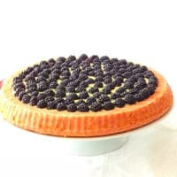 pastel suave con moras y natillas