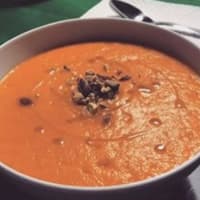 Vellutata di zucca, porri, patate, con granella di pistacchi