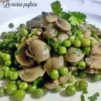 Champignon mushrooms and peas