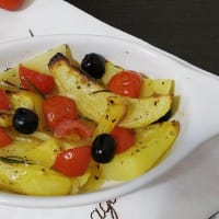 Patatas cocidas al horno tomates cherry y aceitunas