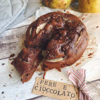 Torta vegana di pere e cioccolato