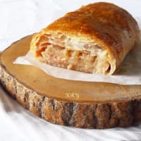 Strudel salato allo speck, pere, formaggio e noci