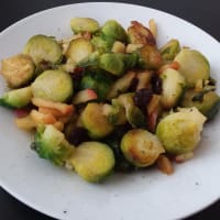 Las coles de Bruselas con manzanas caramelizadas y los arándanos paso 2