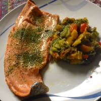 Trucha arco iris filete de salmón con calabacín y pimientos