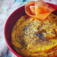 Crema de patatas, zanahorias y semillas de amapola