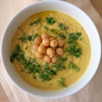 sopa de alcachofa de Jerusalén con garbanzos