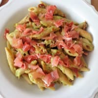 Penne with avocado sauce, dried tomatoes and raw ham