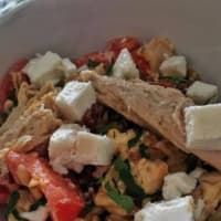 Kamut with tuna, feta, tomatoes and parsley