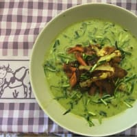 verduras crujientes guisantes y agua calabacín