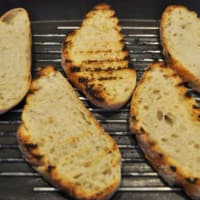 Bruschetta con melocotones a la parrilla paso 2