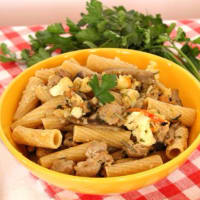 Rigatoni con cavolfiore, salsiccia e funghi