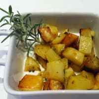 patatas cocidas al horno con romero fresco