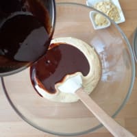 Pastel de chocolate fudge, almendras y pasas paso 2