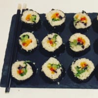 Sushi vegetariana de alimentos crudos