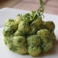 Gnocchi con pesto de rúcula y queso ricotta