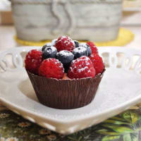 cestas de chocolate con frambuesas y arándanos