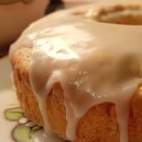 Pastel de Bundt con las manzanas y la formación de hielo del limón paso 2