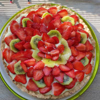 Tart with custard and strawberries