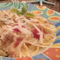 Farfalle con salsiccia e profumi dell'orto