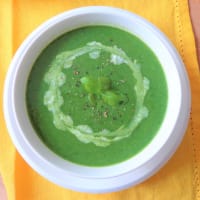 Crema de espárragos, espinacas y albahaca