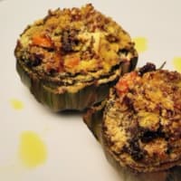 Artichokes stuffed with quinoa bicolor