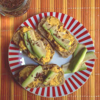 crostini con altramuces y crema de aguacate