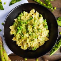 Butterflies with peas and asparagus cream