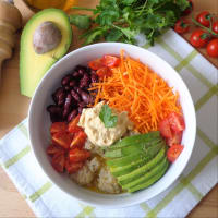 Ensalada de vegetales, quinoa y aceite aromático