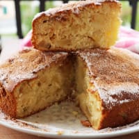 Pastel de manzana con una gran cantidad de manzanas Pastel de manzana con una gran cantidad de manzanas