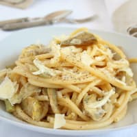 Bucatini cacio e pepe con alcachofas