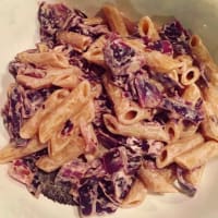 Penne integrali con cavolo viola e robiola