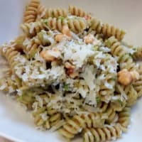 Pasta Primavera con guisantes, espárragos y calabacín