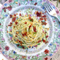 Spaghetti multicereali con erba cipollina, prosciutto e amaretti